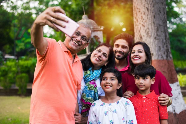 Famiglia Indiana Godendo Picnic Multi Generazione Famiglia Asiatica Seduta Sul — Foto Stock