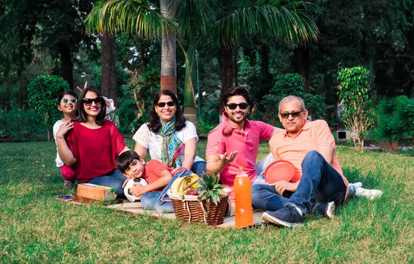 Ινδική Οικογένεια Απολαμβάνοντας Picnic Multi Γενιά Της Ασιατικής Οικογένειας Κάθεται — Φωτογραφία Αρχείου