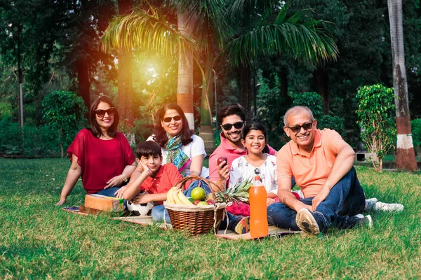 Indische Familie Beim Picknick Asiatische Mehrgenerationenfamilie Sitzt Über Rasen Oder — Stockfoto