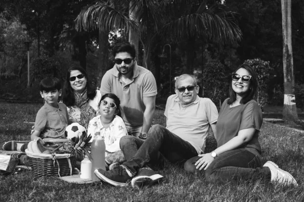 Indian Family Enjoy Piknik Wielopokoleniowa Rodzina Azjatycka Siedzi Nad Trawnikiem — Zdjęcie stockowe