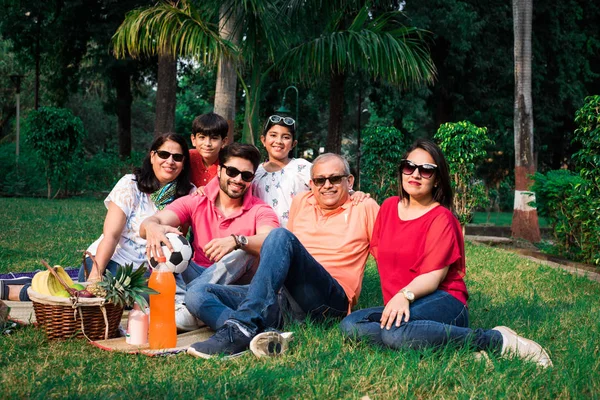 Indische Familie Beim Picknick Asiatische Mehrgenerationenfamilie Sitzt Über Rasen Oder — Stockfoto