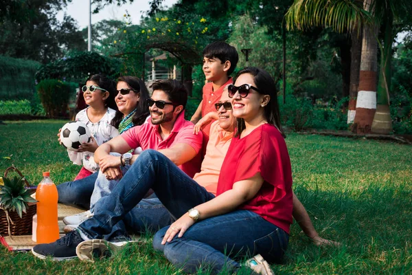 Família Indiana Desfrutando Piquenique Multi Geração Família Asiática Sentada Sobre — Fotografia de Stock