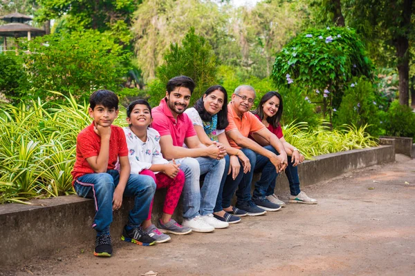 Indische Familie Beim Picknick Asiatische Mehrgenerationenfamilie Sitzt Über Oder Der — Stockfoto