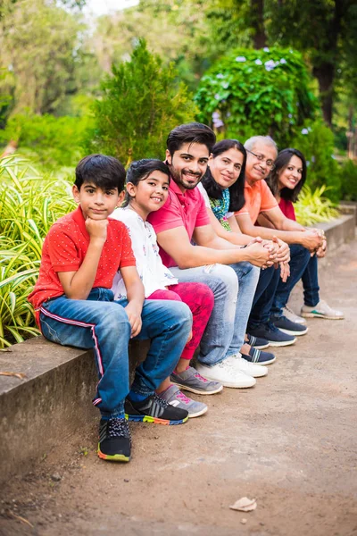 Indian Family Těší Piknik Multi Generace Asijské Rodiny Sedí Nad — Stock fotografie