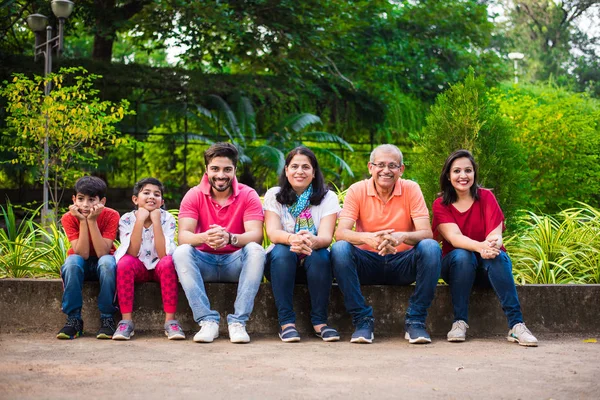 Indian Family Těší Piknik Multi Generace Asijské Rodiny Sedí Nad — Stock fotografie