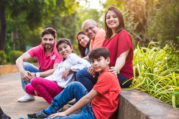 Ινδική Οικογένεια Απολαμβάνοντας Picnic Multi Γενιά Της Ασιατικής Οικογένειας Κάθεται — Φωτογραφία Αρχείου