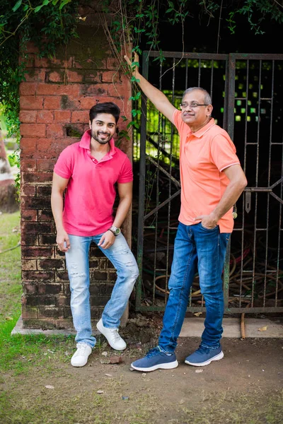 Indiano Asiatico Padre Anziano Figlio Posa Fotografia Mentre Indossa Jeans — Foto Stock