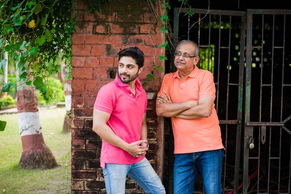 Indiano Asiatico Padre Anziano Figlio Posa Fotografia Mentre Indossa Jeans — Foto Stock