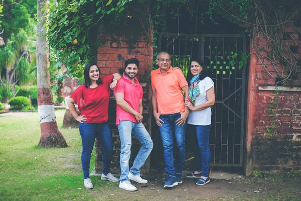 Famiglia Indiana Quattro Piedi Contro Muro Mattoni Nel Parco Giardino — Foto Stock