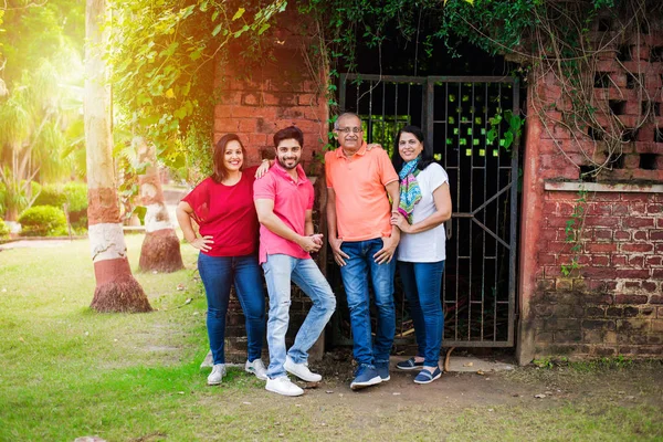 Indische Vierköpfige Familie Steht Park Oder Garten Vor Einer Mauer — Stockfoto