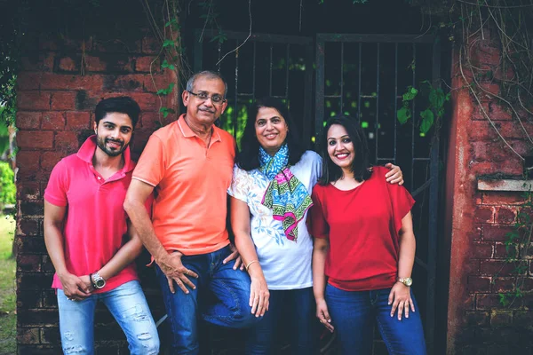 Famiglia Indiana Quattro Piedi Contro Muro Mattoni Nel Parco Giardino — Foto Stock