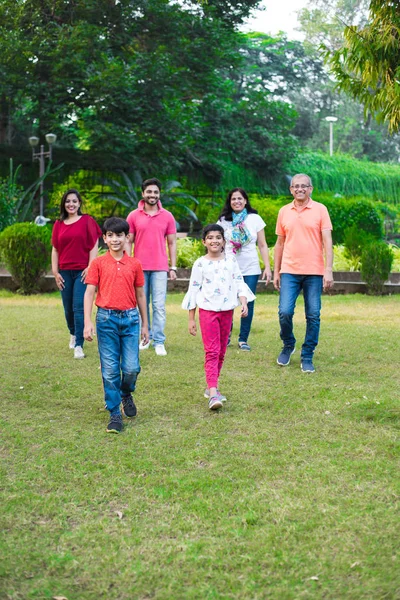 Famiglia Indiana Godendo Picnic Multi Generazione Famiglia Asiatica Piedi Caccia — Foto Stock