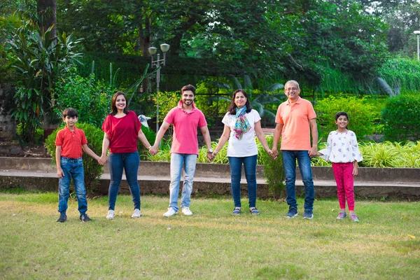 Ινδική Οικογένεια Απολαμβάνοντας Picnic Πολλαπλών Γενεών Ασιατική Οικογένεια Πόδια Παιχνίδι — Φωτογραφία Αρχείου