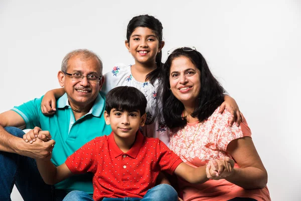 Bambini Indiani Con Nonni Sorridenti Seduti Uno Sfondo Bianco All — Foto Stock