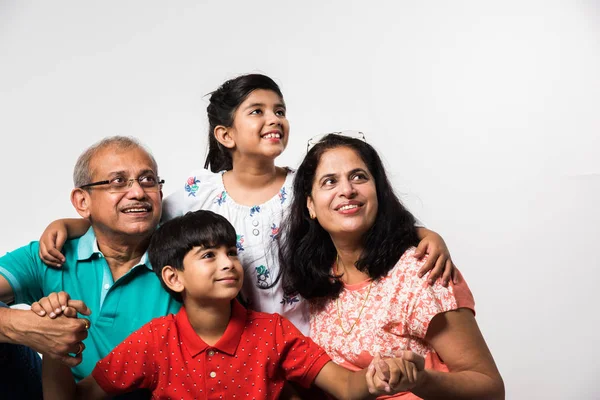 Crianças Indianas Com Avós Sorrindo Enquanto Sentado Fundo Branco Dentro — Fotografia de Stock