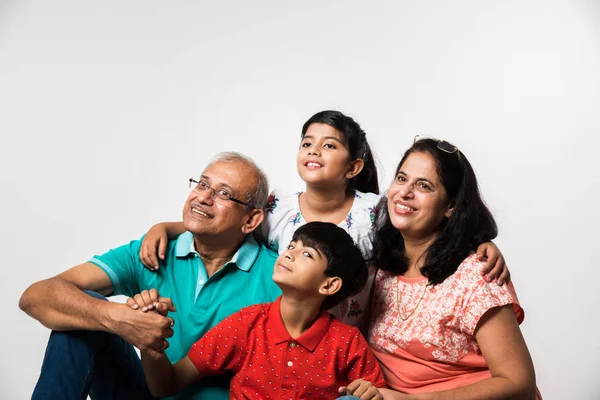 Bambini Indiani Con Nonni Sorridenti Seduti Uno Sfondo Bianco All — Foto Stock