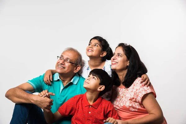 Crianças Indianas Com Avós Sorrindo Enquanto Sentado Fundo Branco Dentro — Fotografia de Stock