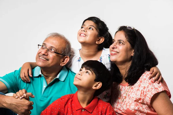 Indiska Barn Med Morföräldrar Ler Medan Sitter Vit Bakgrund Inomhus — Stockfoto