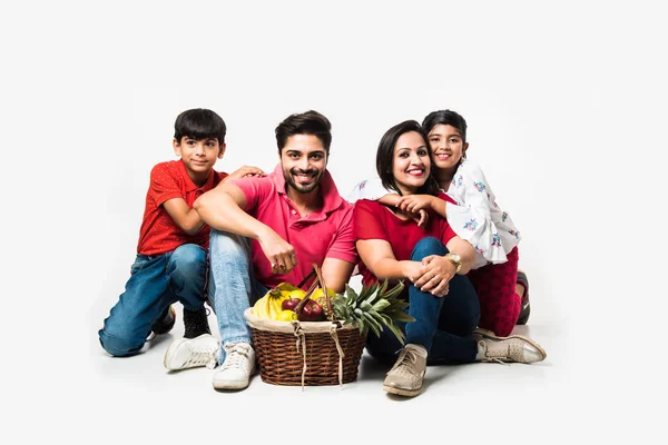 Familia India Joven Cuatro Años Que Picnic Pie Sobre Fondo —  Fotos de Stock
