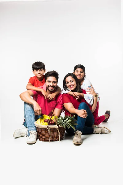 Indiano Giovane Famiglia Quattro Corso Picnic Piedi Sfondo Bianco Con — Foto Stock