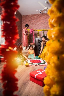 Hintli Çocuklar Diwali / Deepawali, Bhai Dooj veya Rakhi / Raksha Bandhan 'ı çiçek rangoli, hediyeler, diya