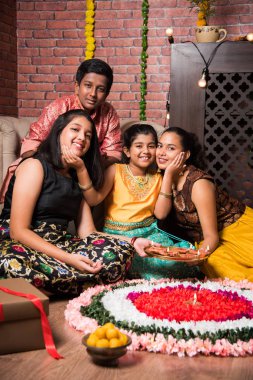 Hintli Çocuklar Diwali / Deepawali, Bhai Dooj veya Rakhi / Raksha Bandhan 'ı çiçek rangoli, hediyeler, diya