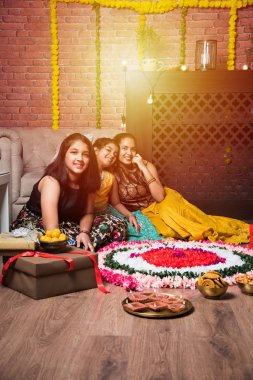 Hintli Çocuklar Diwali / Deepawali, Bhai Dooj veya Rakhi / Raksha Bandhan 'ı çiçek rangoli, hediyeler, diya