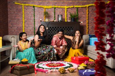 Hintli Çocuklar Diwali / Deepawali, Bhai Dooj veya Rakhi / Raksha Bandhan 'ı çiçek rangoli, hediyeler, diya
