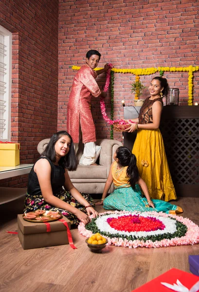 印度儿童庆祝Diwali Deepawali Bhai Dooj或Rakhi Raksha Bandhan与花冠 Diya — 图库照片