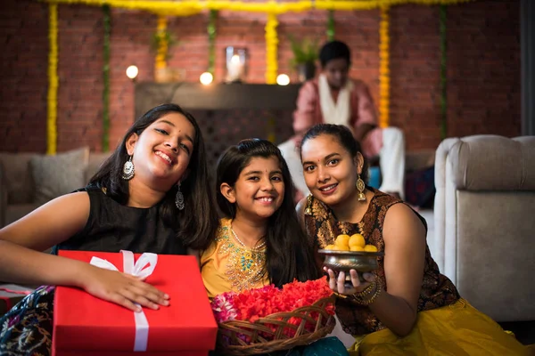 Niños Indios Celebrando Diwali Deepawali Bhai Dooj Rakhi Raksha Bandhan — Foto de Stock