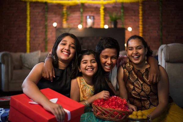Niños Indios Celebrando Diwali Deepawali Bhai Dooj Rakhi Raksha Bandhan — Foto de Stock