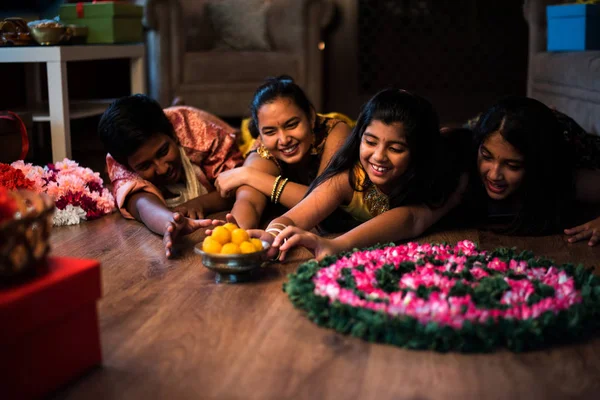 Niños Indios Celebrando Diwali Deepawali Bhai Dooj Rakhi Raksha Bandhan — Foto de Stock