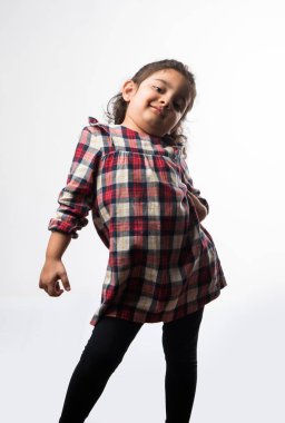 Beyaz arka planda tek başına duran Hintli küçük kız.