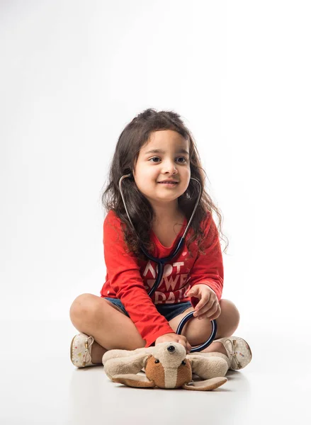 Petite Fille Indienne Avec Stéthoscope Peluche Bébé Chiot Assis Sur — Photo