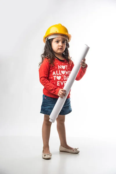 Pequena Engenheira Indiana Com Chapéu Amarelo Duro Desenho Rolo Papel — Fotografia de Stock