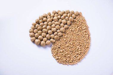 Çiğ Soya Parçacıkları, vejetaryenler için soya eti renkli arka planda bir kasede ya da yığın halinde izole edilmiş.