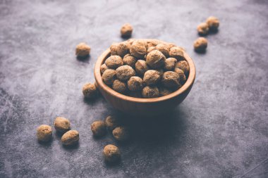 Çiğ Soya Parçacıkları, vejetaryenler için soya eti renkli arka planda bir kasede ya da yığın halinde izole edilmiş.