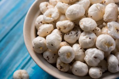 Nilüfer tohumu ya da tilki fındığı olarak da bilinen Makhana, Hindistan 'dan gelen popüler kuru atıştırmalıklardır. seçici odak