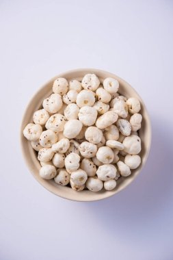 Nilüfer tohumu ya da tilki fındığı olarak da bilinen Makhana, Hindistan 'dan gelen popüler kuru atıştırmalıklardır. seçici odak