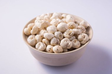 Nilüfer tohumu ya da tilki fındığı olarak da bilinen Makhana, Hindistan 'dan gelen popüler kuru atıştırmalıklardır. seçici odak