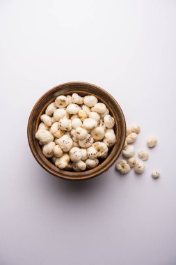 Nilüfer tohumu ya da tilki fındığı olarak da bilinen Makhana, Hindistan 'dan gelen popüler kuru atıştırmalıklardır. seçici odak