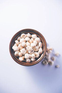 Nilüfer tohumu ya da tilki fındığı olarak da bilinen Makhana, Hindistan 'dan gelen popüler kuru atıştırmalıklardır. seçici odak