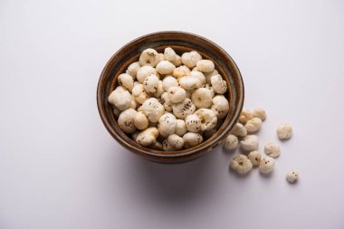 Nilüfer tohumu ya da tilki fındığı olarak da bilinen Makhana, Hindistan 'dan gelen popüler kuru atıştırmalıklardır. seçici odak