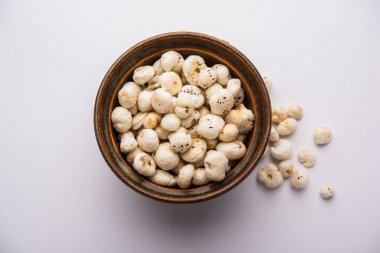 Nilüfer tohumu ya da tilki fındığı olarak da bilinen Makhana, Hindistan 'dan gelen popüler kuru atıştırmalıklardır. seçici odak