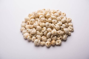 Nilüfer tohumu ya da tilki fındığı olarak da bilinen Makhana, Hindistan 'dan gelen popüler kuru atıştırmalıklardır. seçici odak