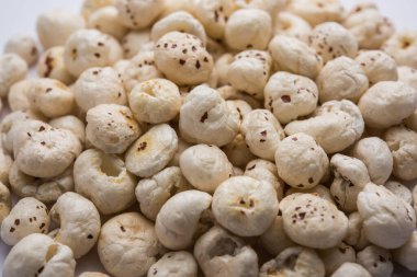 Nilüfer tohumu ya da tilki fındığı olarak da bilinen Makhana, Hindistan 'dan gelen popüler kuru atıştırmalıklardır. seçici odak