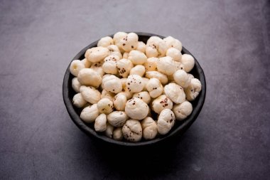 Nilüfer tohumu ya da tilki fındığı olarak da bilinen Makhana, Hindistan 'dan gelen popüler kuru atıştırmalıklardır. seçici odak