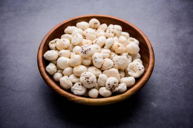 Nilüfer tohumu ya da tilki fındığı olarak da bilinen Makhana, Hindistan 'dan gelen popüler kuru atıştırmalıklardır. seçici odak
