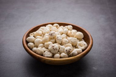 Nilüfer tohumu ya da tilki fındığı olarak da bilinen Makhana, Hindistan 'dan gelen popüler kuru atıştırmalıklardır. seçici odak