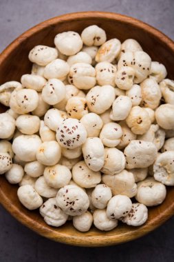 Nilüfer tohumu ya da tilki fındığı olarak da bilinen Makhana, Hindistan 'dan gelen popüler kuru atıştırmalıklardır. seçici odak